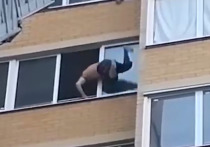 Полуголый мужчина в Чите пытался выбраться из окна 11-го этажа жилого дома