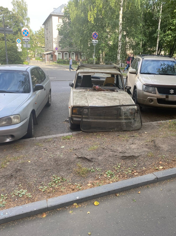 Разбитые машины отбирают парковочные места в центре Петрозаводска