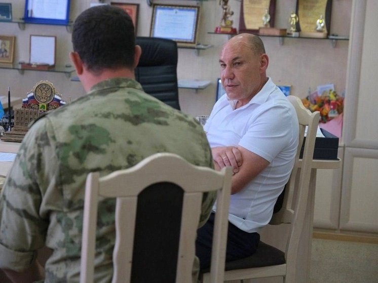 Глава астраханского муниципалитета встретился с бойцом СВО