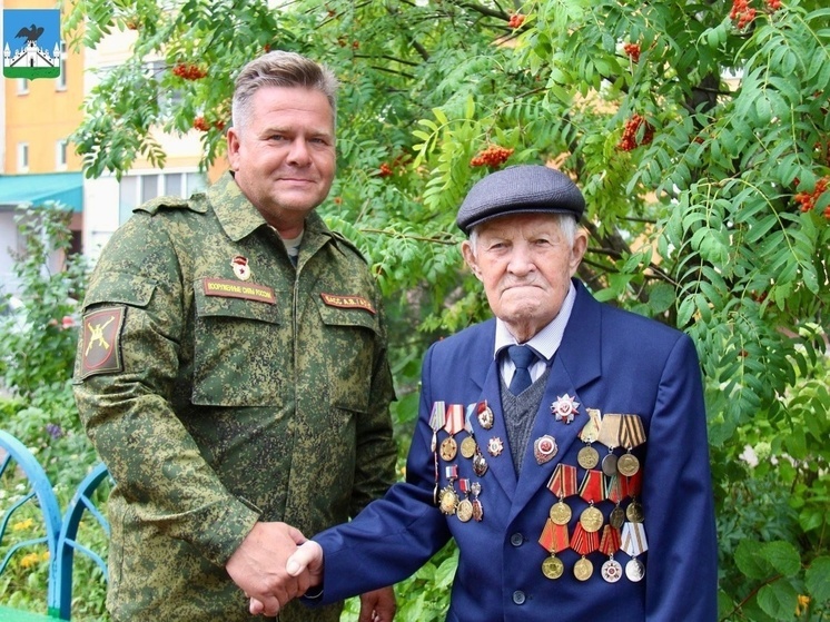 В Орле доброволец СВО рассказал о своём опыте ветерану Великой Отечественной войны