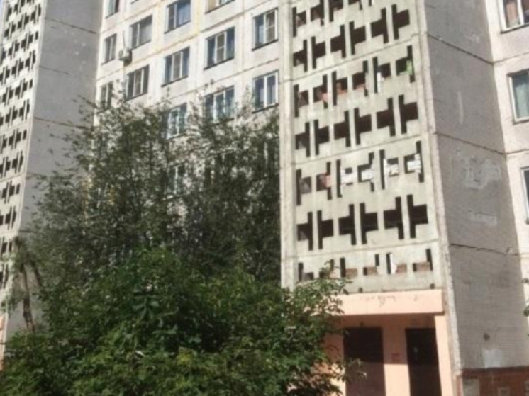 В Новосибирске ритуальщики полдня не забирают труп из-под окон многоэтажки