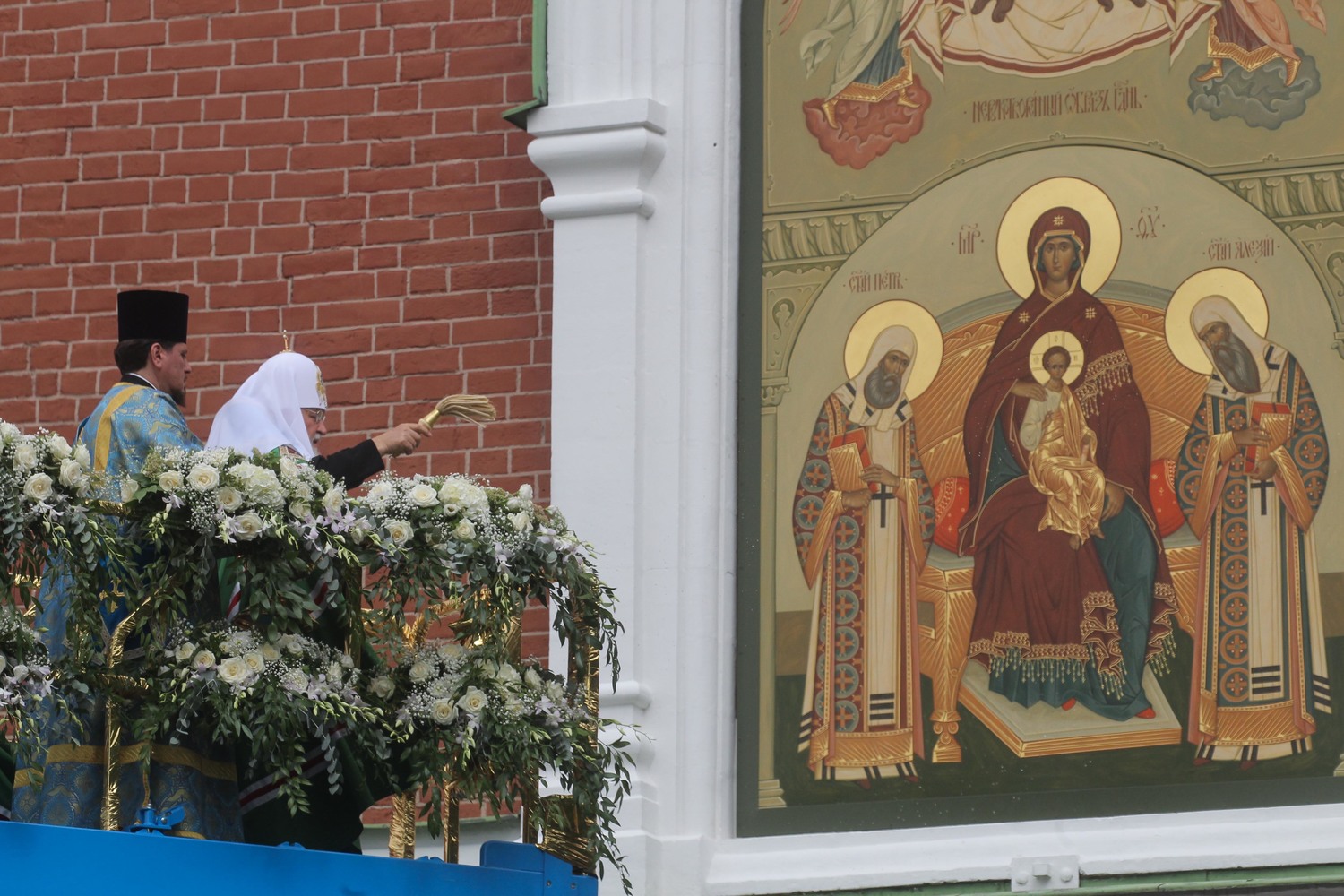 Патриарх Кирилл освятил воссозданную икону на Спасской башне: кадры из Кремля