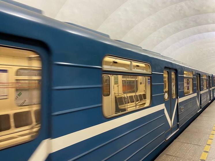 Поезда на зеленой ветке петербургского метро ходят с увеличенным интервалом