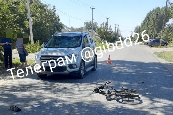 Велосипедист сломал позвоночник в аварии в Зеленокумске