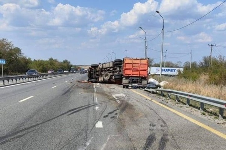 В Ростовской области на трассе водитель грузовика погиб в ДТП