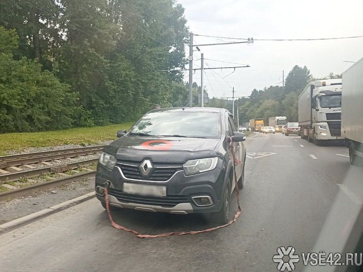 Такси спровоцировало большую пробку в Кемерове