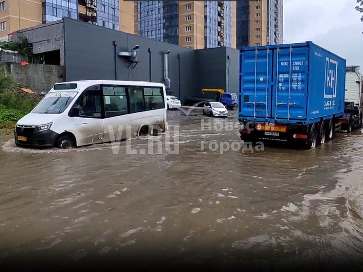 Топит улицу Калинина во Владивостоке, вода стоит от остановки «Мельзавод» до остановки «Пески»