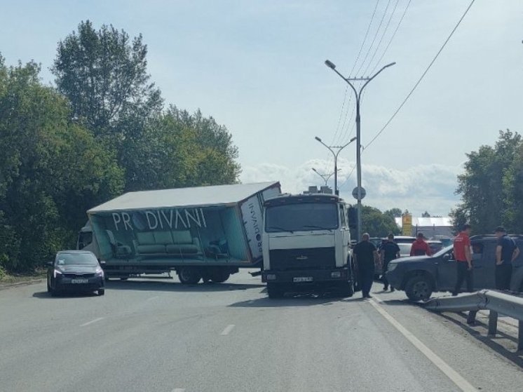 В Новосибирске парализовало движение на Бердском шоссе после ДТП с грузовиками