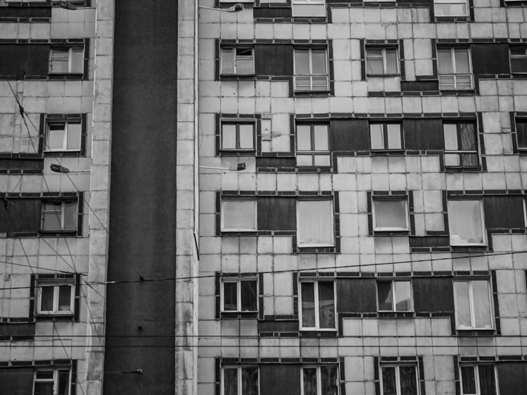 В Астрахани из окна многоэтажки выпал мужчина