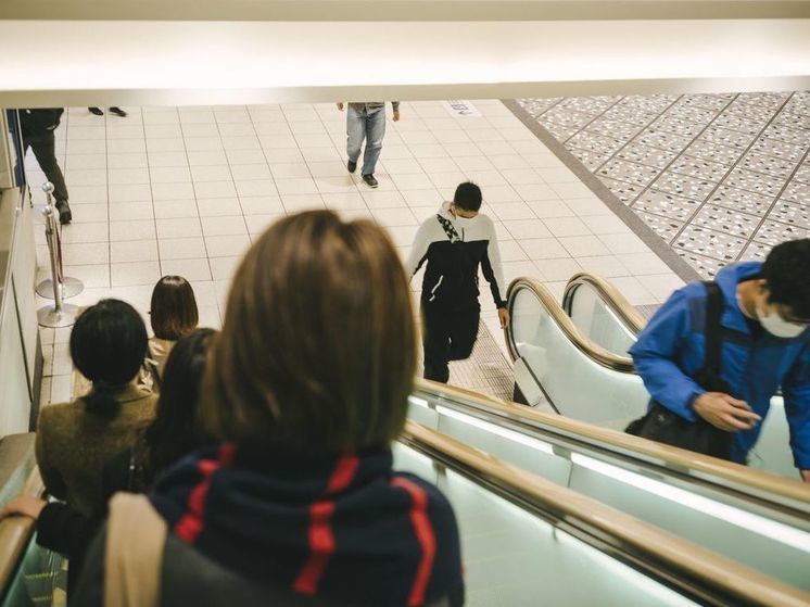 В московском метро мужчина избил "мешавшего" выйти из вагона пассажира