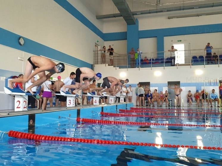 В Иркутске прошли соревнования по плаванию среди сотрудников МЧС