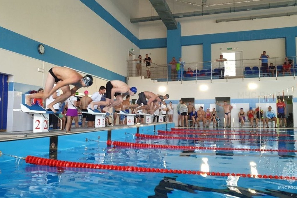 В Иркутске прошли соревнования по плаванию среди сотрудников МЧС