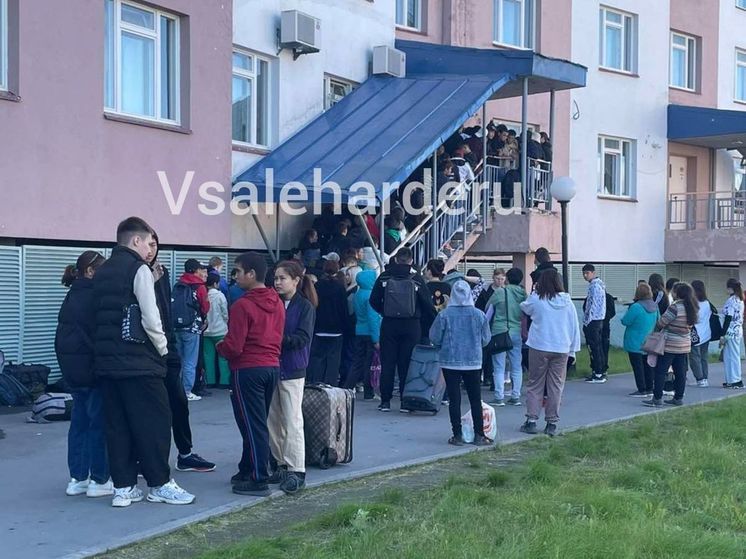 В соцсетях пожаловались на очереди студентов у общежития колледжа в Салехарде