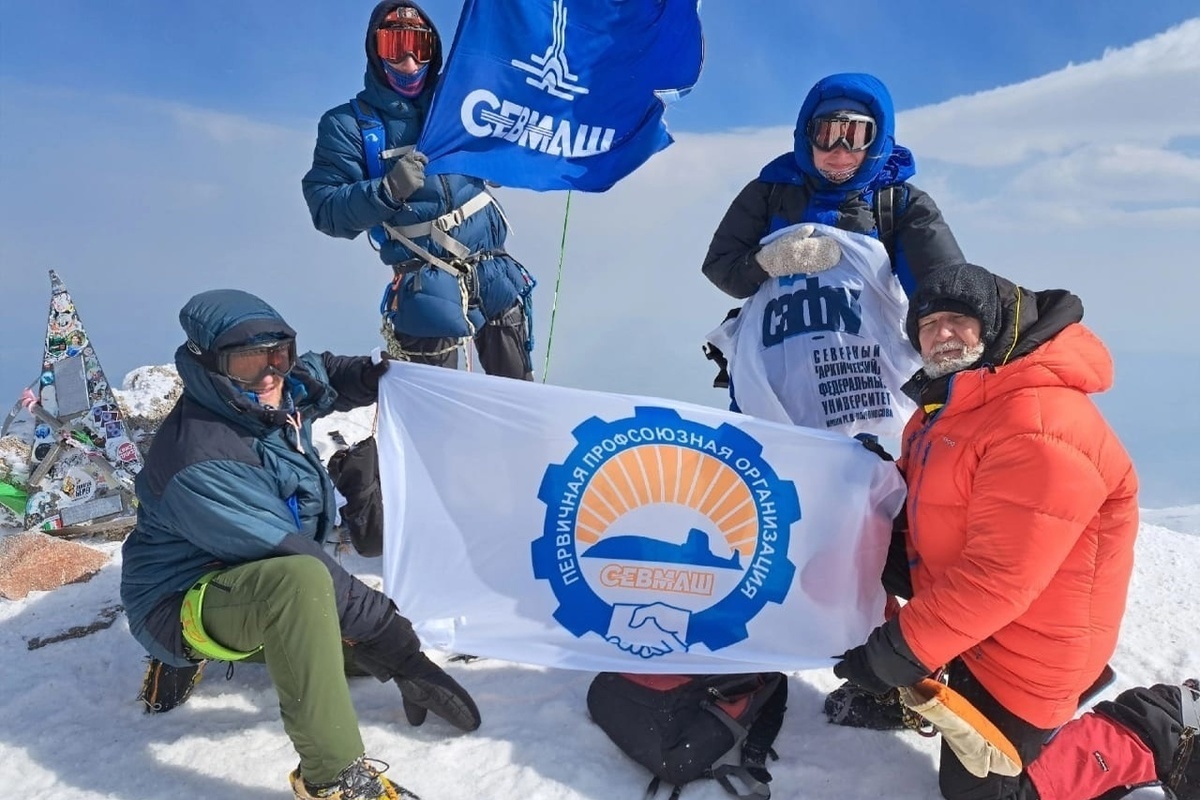 Студентка архангельского арктик-вуза развернула на Эльбрусе флаг САФУ