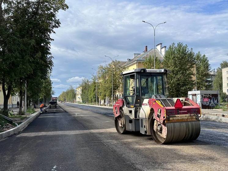 Верхний слой асфальта начали укладывать на улице Яна Фабрициуса в Пскове