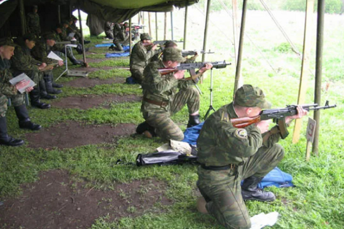 Военное дело новости сегодня. Стрельбище в Серпухове. Солдаты на стрельбище. Военное стрельбище. Солдаты на стрельбах.