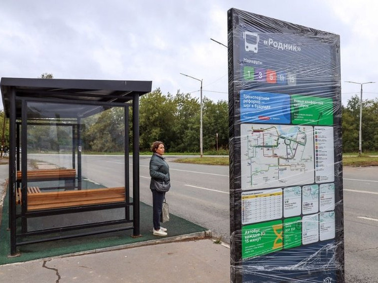На остановках Глазова устанавливают стенды с информацией об изменениях маршрутов