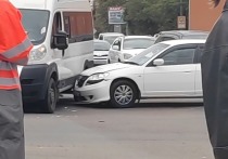 Маршрутка №77 и легковой автомобиль столкнулись вечером 29 августа на перекрёсте улице Богомягкова и Бабушкина в Чите. Об этом «МК в Чите» сообщил очевидец.