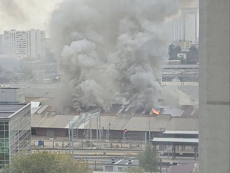 В Москве загорелись склады возле площади Трех вокзалов