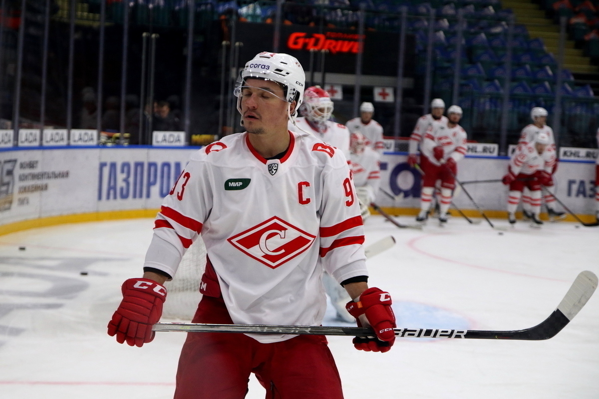 Агент Хохлачёва назвал причину обмена хоккеиста из «Спартака» в «Амур»