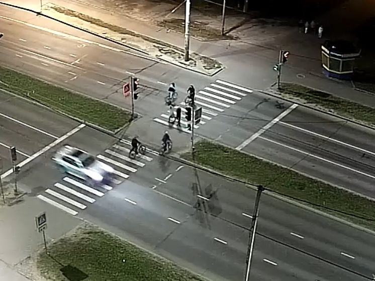 Автомобиль в Петрозаводске промчался на «красный» по ногам пешеходов