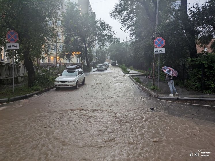 Во Владивостоке затопило улицу в районе ЗАГСа