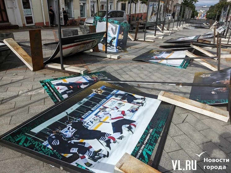 Уличная фотовыставка, посвященная клубу «Адмирал», повреждена из-за сильного дождя