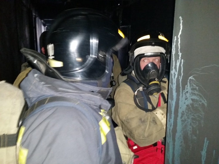 Во Владивостоке на улице Махалина пожарные спасли четырех человек из горящего дома
