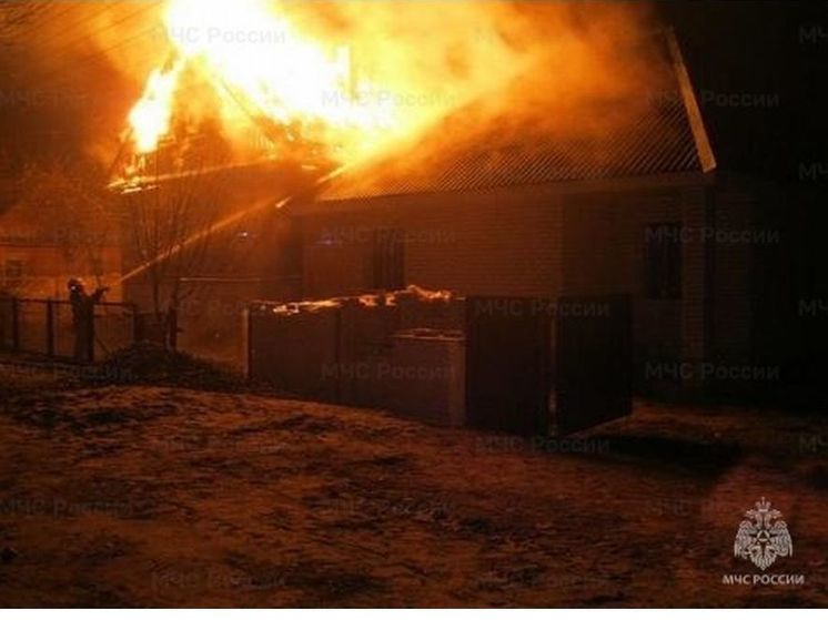 В Рославле в частном доме сгорела крыша