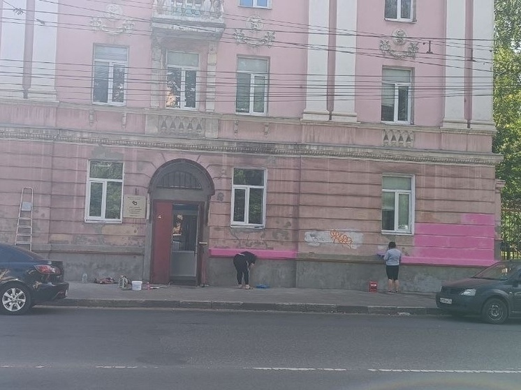 Мэр Ярославля запретил красить исторический дом в «барбикор»