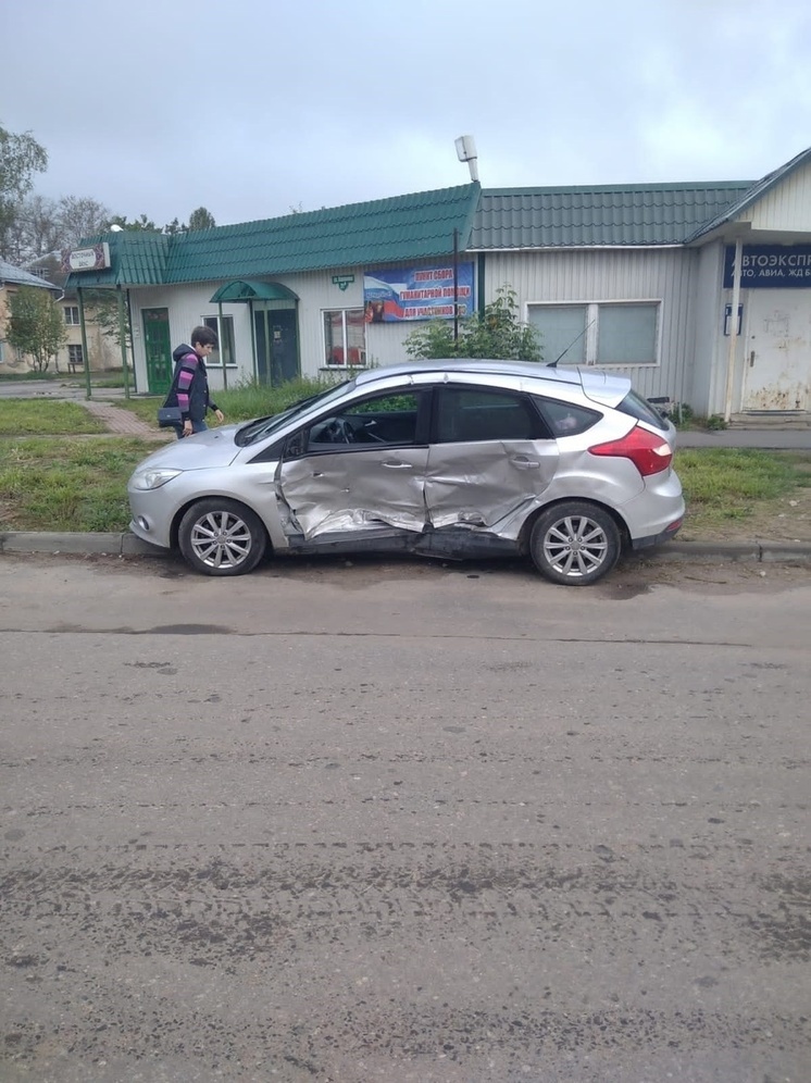 В Нелидово Тверской области водитель нарушил ПДД и спровоцировал ДТП