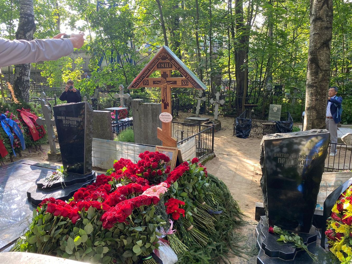 Навального хоронили в закрытом гробу. Пороховское кладбище могила Пригожина. Похороненные на Пороховском кладбище.