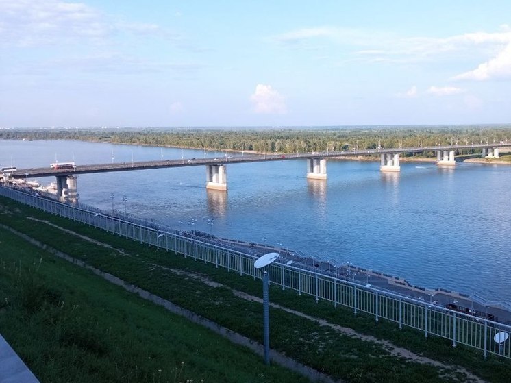 В Барнауле КамАЗ устроил ДТП с отбойником на Новом мосту