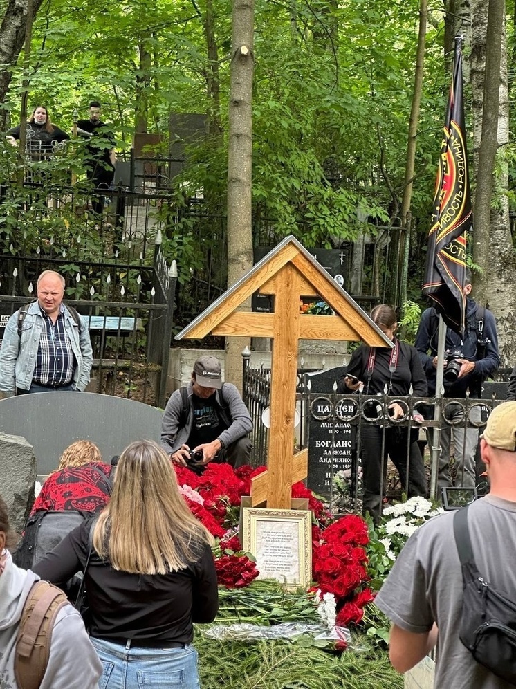 Читатель "МК в Твери" показал, как выглядит могила Пригожина, погибшего в авиакатастрофе в Тверской области