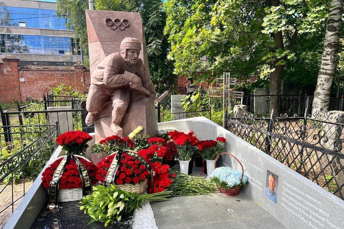 Памятник хоккеисту Александру Скворцову открыли в Нижнем Новгороде