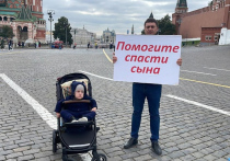 Житель Екатеринбурга Дмитрий Бахтин был задержан на Красной площади во время проведения одиночного пикета - мужчина стоял с плакатом "Помогите спасти сына", рядом был ребенок в коляске