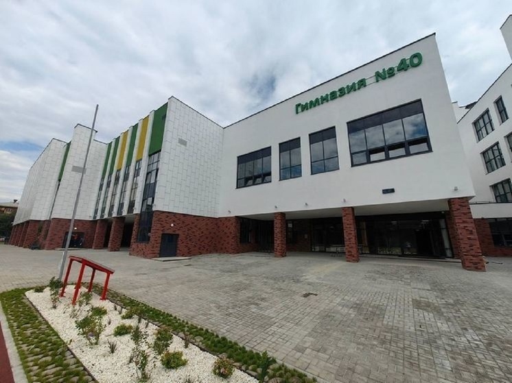 В Екатеринбурге открыли гимназию № 40, где можно гулять по крыше