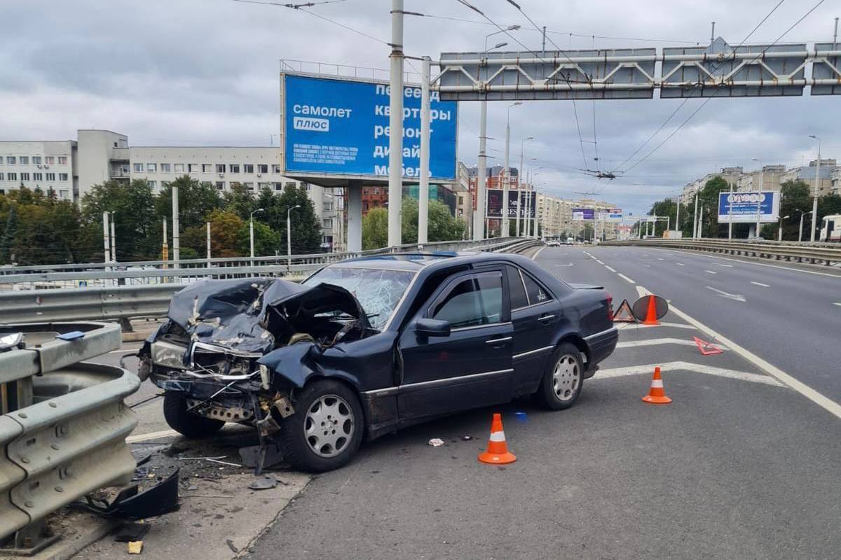 В Калининграде Mercedes разбился об ограждение - МК Калининград