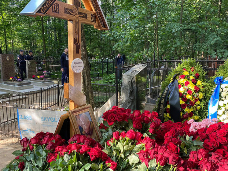 Дочь и вдова Пригожина посетили его могилу на Пороховском кладбище