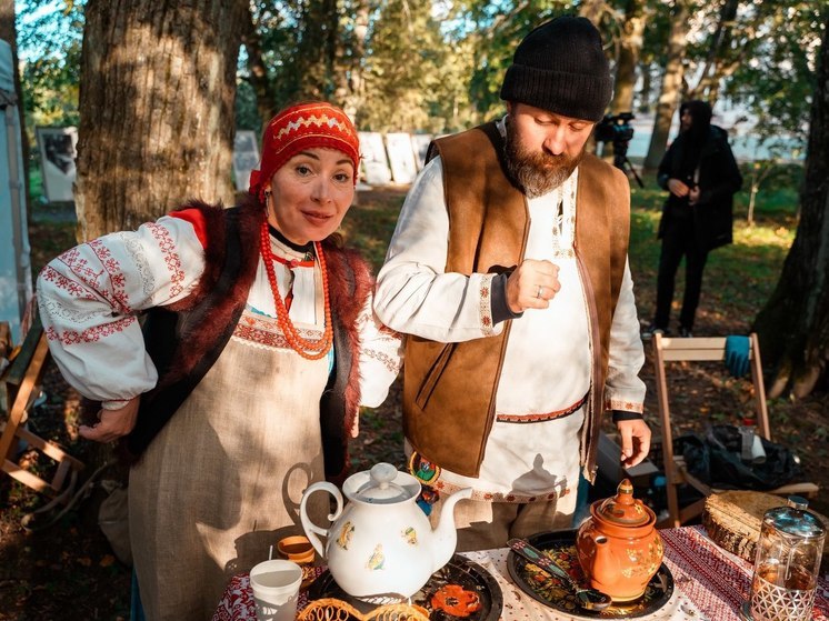 В усадьбе Демидовых желающих научат танцевать «калинку» и «барыню»