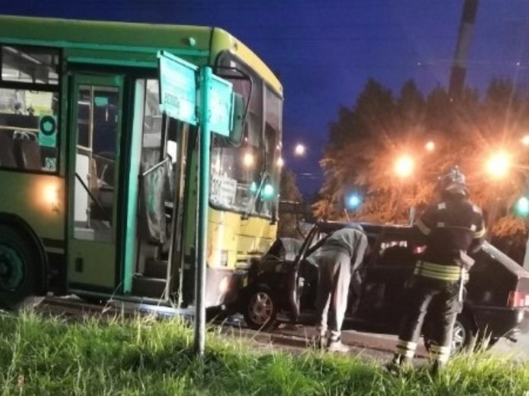 Пассажирский автобус и легковушка столкнулись в Ижевске