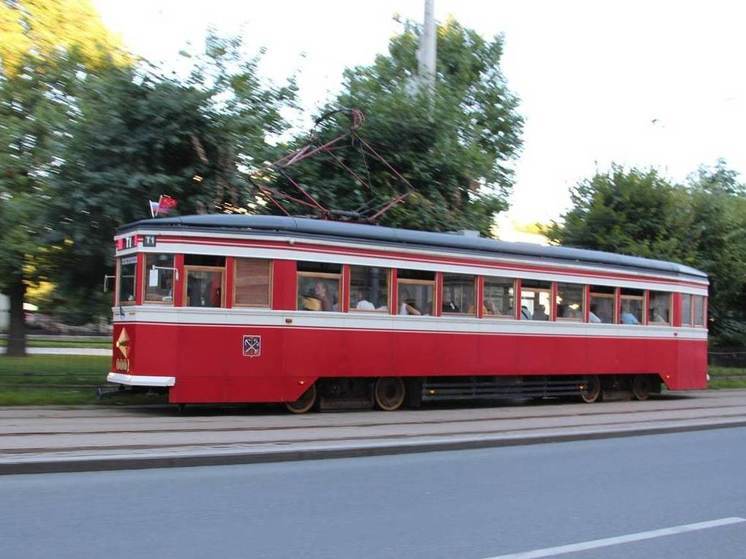 В Петербург отправили первый ретро-трамвай, который собрали в Екатеринбурге
