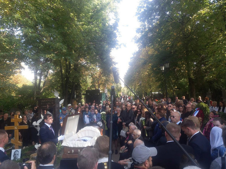 Режиссера Глеба Панфилова похоронили на Новодевичьем кладбище рядом с Инной Чуриковой