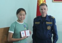 В Иссык-Кульской области Кыргызстана сотрудники МЧС вручили медаль «За спасение утопающего» школьнице из Тюпа Нурлан кызы Акмаанай