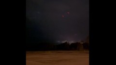 Появилось видео работы ПВО в районе аэропорта Пскова: трассеры, вспышки, грохот