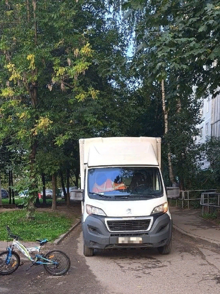 В одном из дворов Твери фургон сбил ребенка на велосипеде