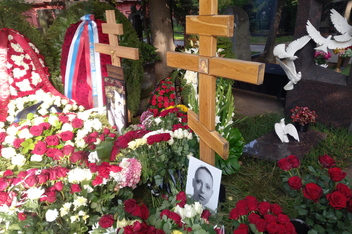 Глеба Панфилова похоронили рядом с Чуриковой