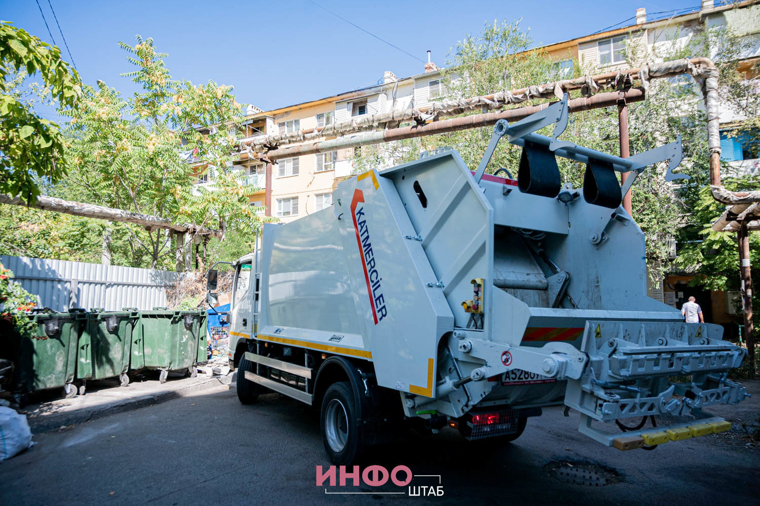 В Астрахани появились мини-мусоровозы: как они работают