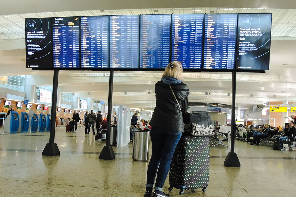 Что делать в аэропорту шереметьево. AIRFRANCE В Шереметьево. Домодедово аэропорт Московская область. RT News в аэропорту. Самолет с евро в Шереметьево.