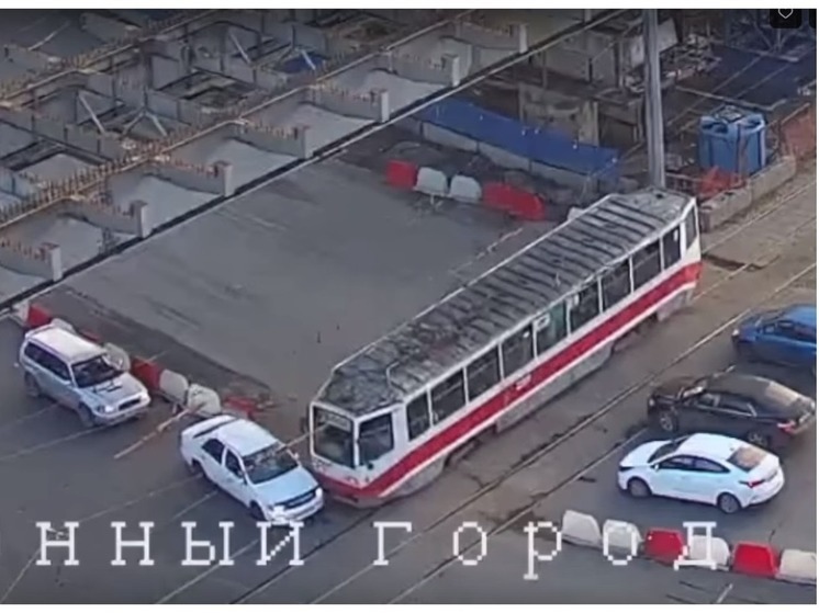 На «кольце Ада» в Новосибирске столкнулись трамвай, седан и внедорожник